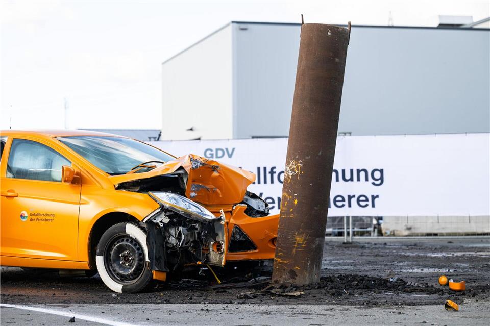 Frontalaufprall auf einen Baum mit knapp 70 - das Auto ist stark zerstört, der Fahrer wäre womöglich tot Guido Kirchner/dpa