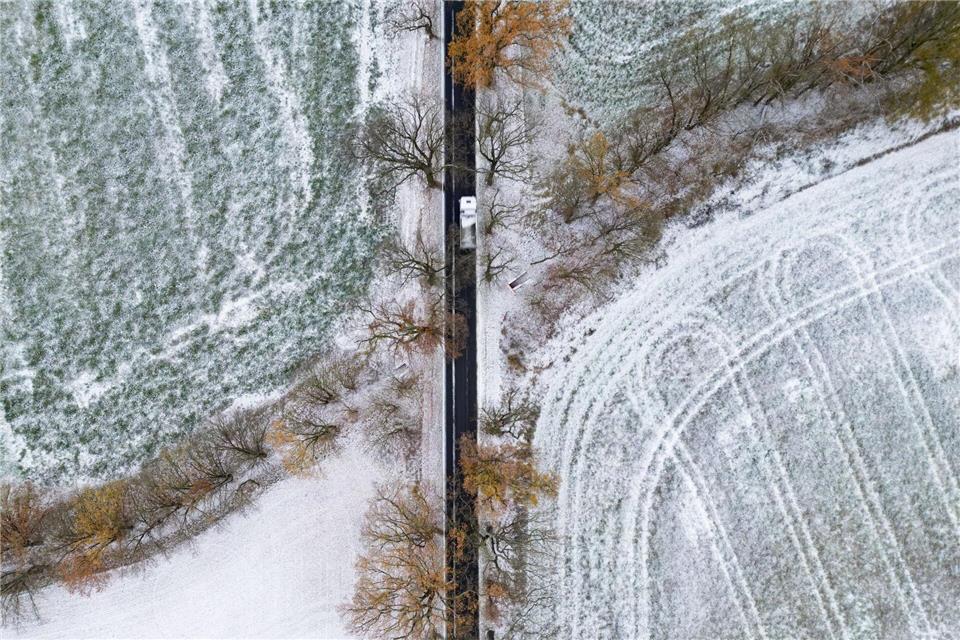 Frost, Nebel und örtliche Schneeschauer sorgen vielerorts für einen winterlichen Start in den Tag.Patrick Pleul/dpa