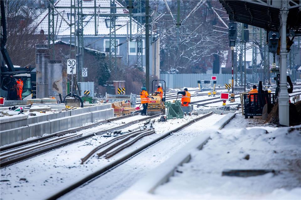 Frost bremste die Arbeiten an der Strecke aus. (Archivbild.)Jens Büttner/dpa