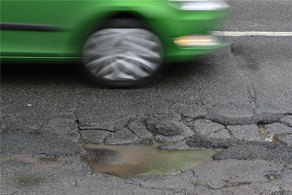 Frost und Tauwetter hinterlassen Spuren: Wer jetzt vorausschauend fährt, landet nicht so leicht im Schlagloch.picture alliance/dpa/dpa-Zentralbild