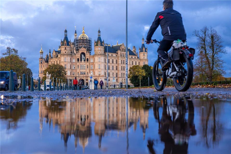 Frostige Nächte und verregnete Tage prägten im Oktober Mecklenburg-Vorpommern. (Archivbild)Jens Büttner/dpa