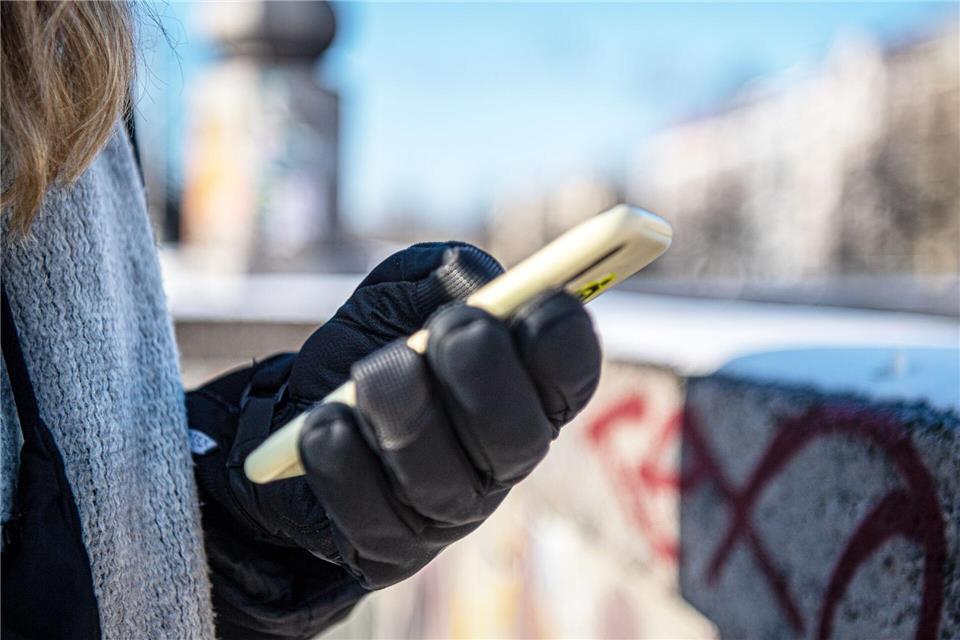 Frostige Temperaturen? Lieber das Handy nur kurz benutzen – sonst ist der Akku schneller leer, als man denkt.picture alliance / dpa-tmn