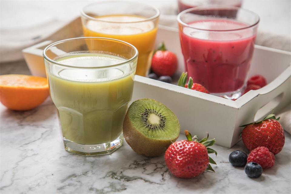 Fruchtgetränk mit weniger Zucker? Wer selbst mixt und Spinat, Gurke oder Kräuter dazugibt, drückt den Zuckergehalt – und bekommt trotzdem Vitamine & Co.picture alliance/dpa/dpa-tmn
