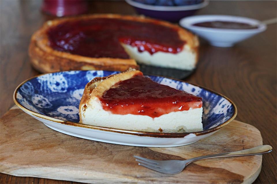 Fruchtig veredelt: Der Käsekuchen bekommt nach dem Backen einen Pflaumenspiegel.Mareike Pucka/biskuitwerkstatt.de/dpa-tmn