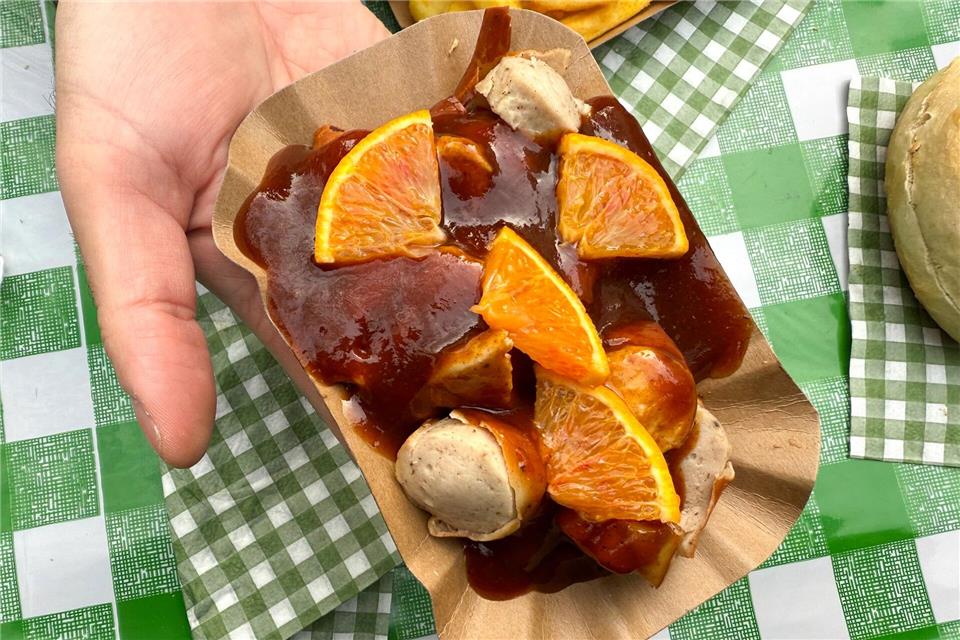 Fruchtige Orangen und Whisky-Soße: Diese Kombination ist laut Standbetreiber sehr beliebt.Mona Wenisch/dpa