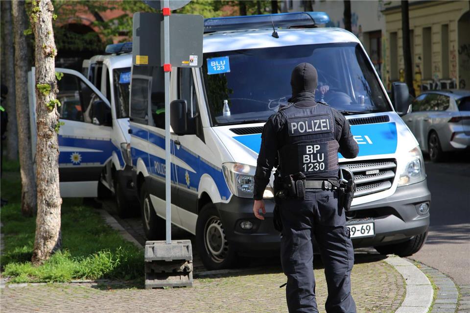 Früh am Morgen stürmt die Polizei Wohnungen in Leipzig: Syrische Ausweise sollen heimlich weitergereicht worden sein.Tobias Junghanns/dpa
