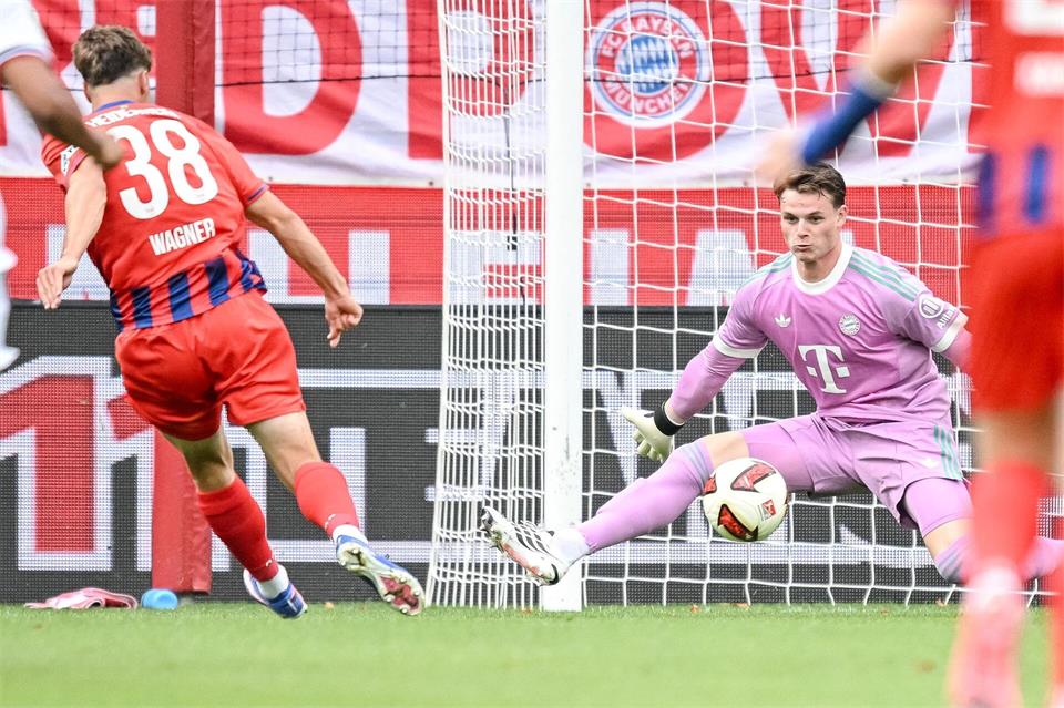 Früh bezwungen: Bayern-Keeper Jonas Urbig (r.).Harry Langer/Defodi/dpa
