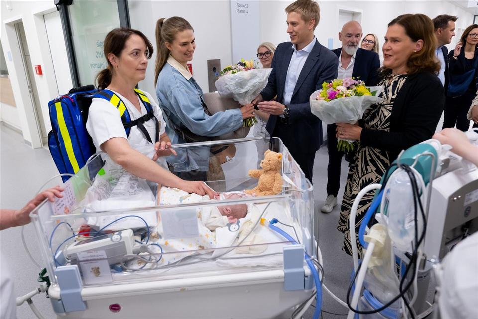 Frühchen Emilia wird symbolisch als erste Patientin im Neubau begrüßt - wenige Minuten vor ihr wurden aber schon andere Frühchen umgezogen, die weniger stabil waren.Sven Hoppe/dpa