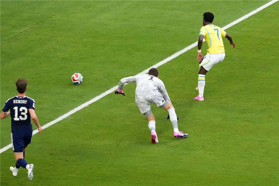 Frühe Führung für Brasilien: Vinícius Júnior muss den Ball nach einem schottischen Fehler nur noch ins Tor schieben.Nick Potts/PA Wire/dpa