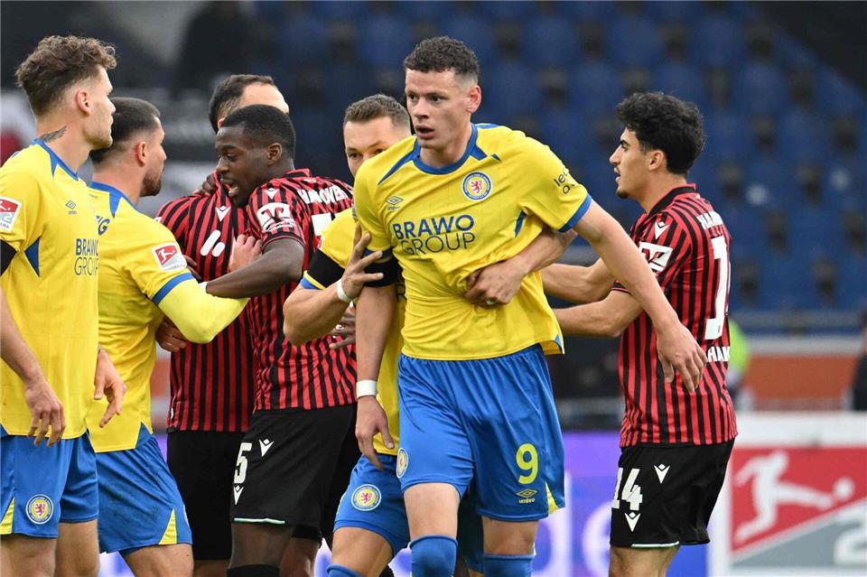 Rot nach Würgegeste: Hannover gewinnt hitziges Derby  Frühe Rote Karte: Braunschweigs Erencan Yardimci (2.v.r.) muss gegen Hannover schon nach 20 Minuten vom Platz.Swen Pförtner/dpa