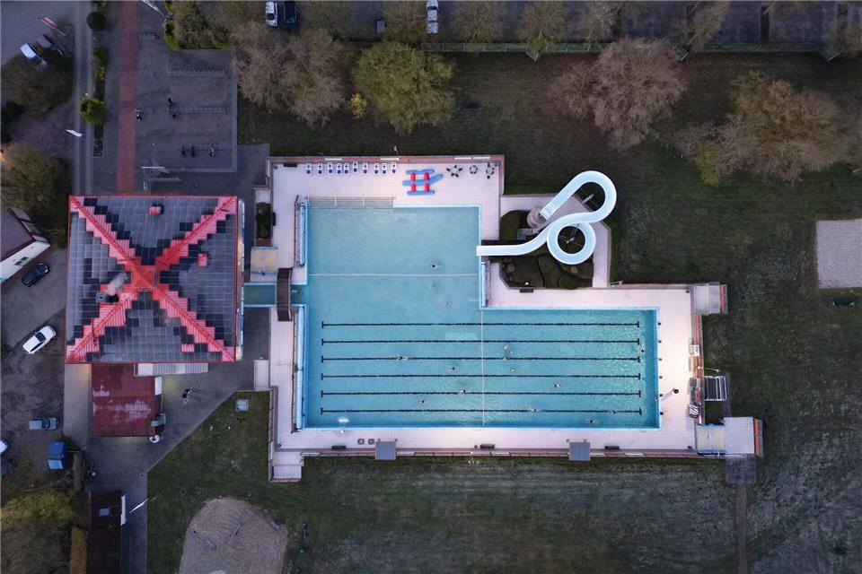 Früher als vielerorts: In Ostfriesland ist das Friesenbad in Weener dank Fernwärme schon geöffnet.Lars Penning/dpa