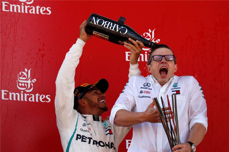 Früher bei Mercedes unzertrennlich: Peter Bonnington (r) und Lewis Hamilton. (Archivbild)Manu Fernandez/AP/dpa