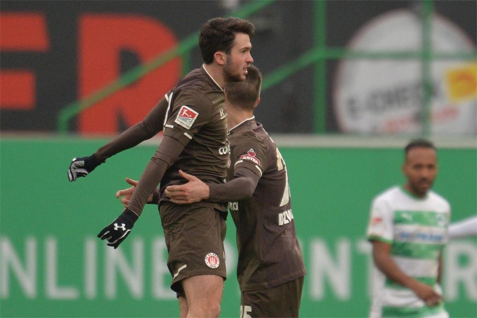Früher beim FC St. Pauli, jetzt in Osnabrück: Mittelfeldspieler Leon Flach (l). Timm Schamberger/dpa