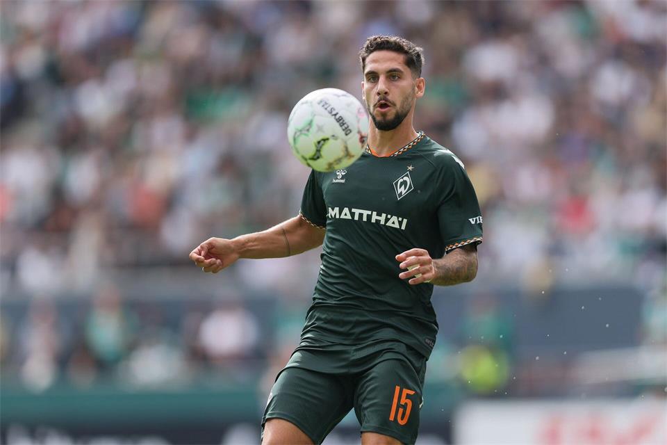 Früher beim HSV, jetzt bei Werder Bremen: Mittelfeldspieler Ludovit Reis. (Archivbild)Selim Sudheimer/dpa