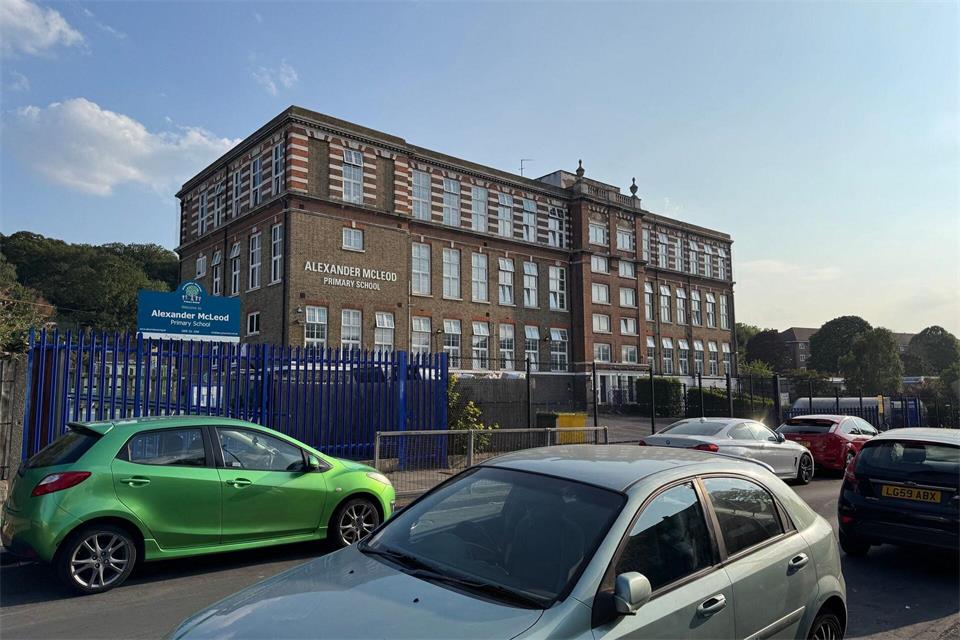 Früher leitete „Big G“ Fußballtraining für Kinder an dieser Schule in London, bald könnte er ein König sein. Christoph Meyer/dpa