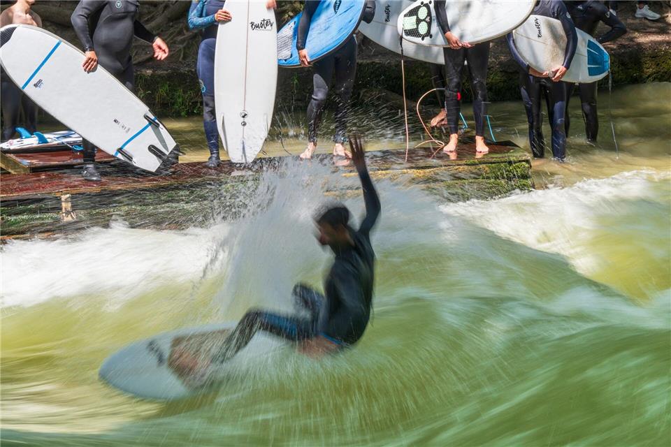 Früher standen die Surfer Schlange für einen Ritt auf der berühmten Welle. (Archivfoto)Peter Kneffel/dpa