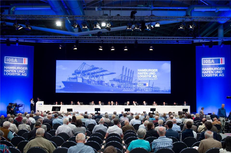 Früher trafen sich die Aktionäre noch in einem Saal. Am Donnerstag veranstaltet die HHLA ihre Hauptversammlung online. (Archivbild) picture alliance / Axel Heimken/dpa