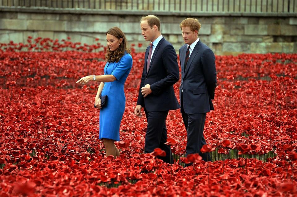 Früher waren sie oft gemeinsam zu sehen: Kate (links), Prinz William (Mitte) und Prinz Harry (rechts). (Archivfoto)John Stillwell/PA Wire/dpa