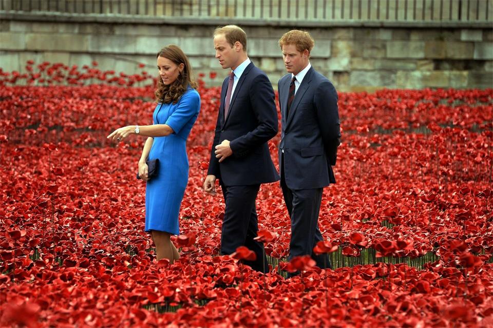 Früher waren sie oft gemeinsam zu sehen: Kate (links), Prinz William (Mitte) und Prinz Harry (rechts). (Archivfoto)John Stillwell/PA Wire/dpa