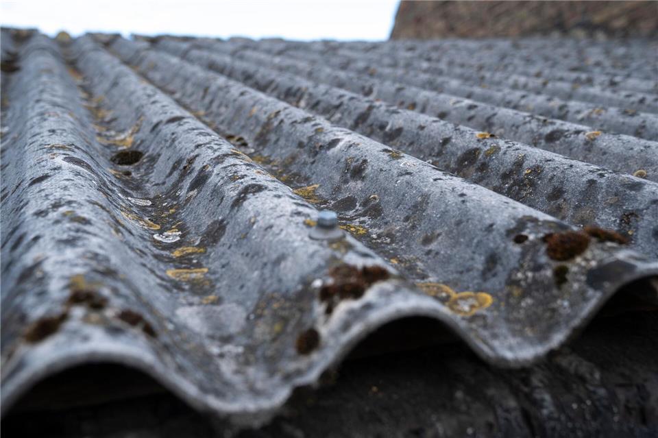 Früher wurde Asbest vielseitig eingesetzt - der Baustoff kann etwa auch in Wellblechdächern stecken.Florian Schuh/dpa-tmn