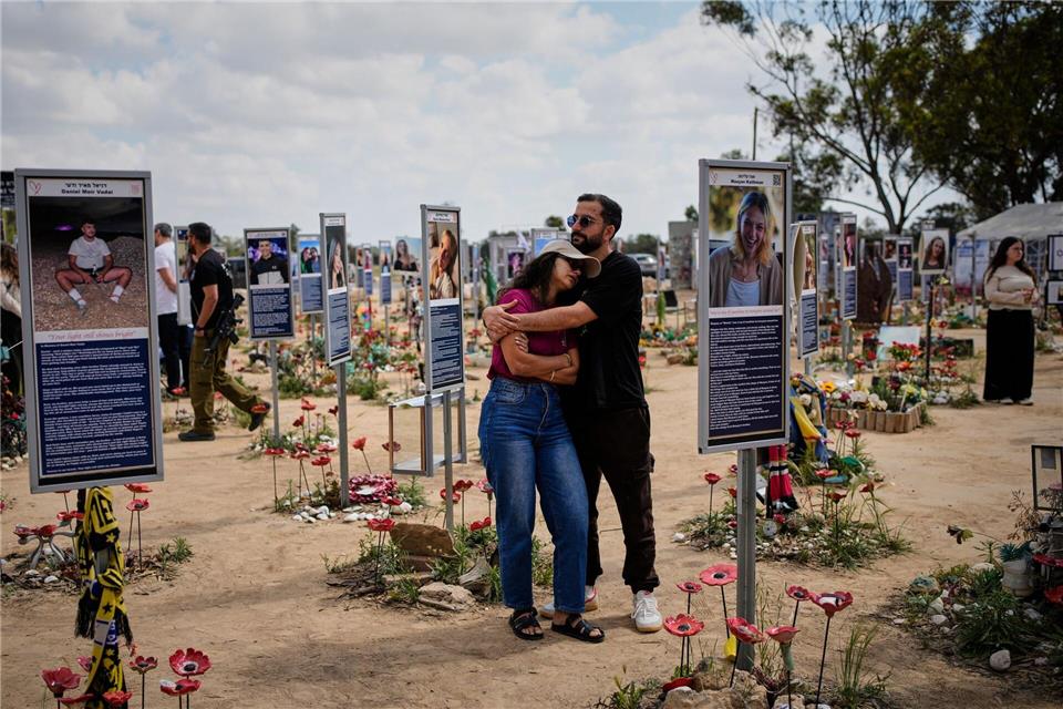 Früheres Gedenken an Massaker, bei dem am 7. Oktober 2023 rund 1200 Menschen in Israel getötet und mehr als 250 weitere entführt worden waren. (Archivbild)Ohad Zwigenberg/AP/dpa