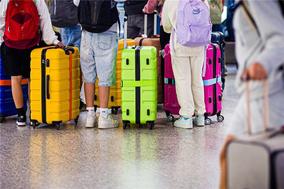 Frühes Aufstehen und hastiges Packen: Geänderte Flugzeiten können den entspannten letzten Urlaubstag schnell beenden und für unerwarteten Stress sorgen.Moritz Frankenberg/dpa/dpa-tmn