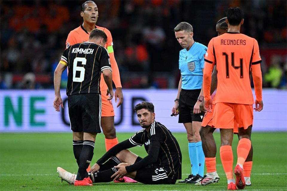 Frühes Aus: Kai Havertz (M) sitzt verletzt am Boden. Federico Gambarini/dpa