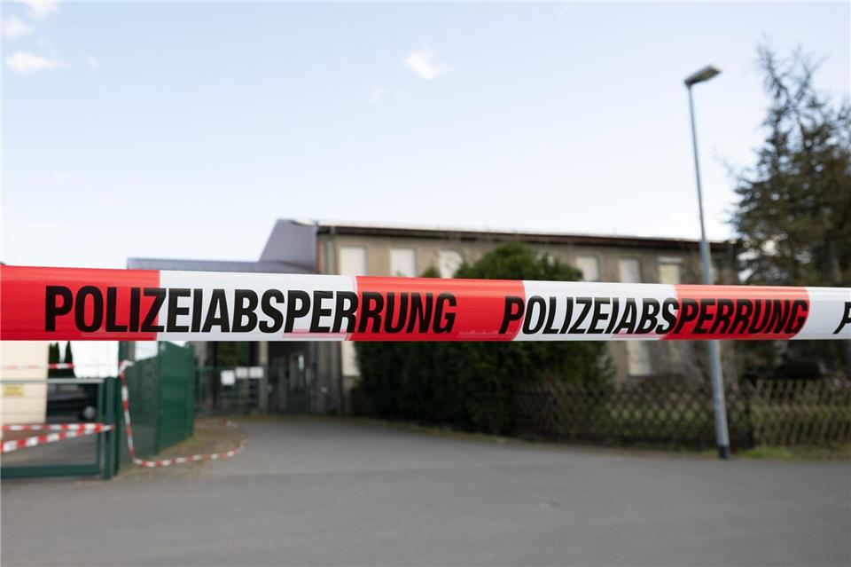 Frühestens Mittwoch sollen Ergebnisse der Untersuchung erste Antworten liefern.Sebastian Kahnert/dpa