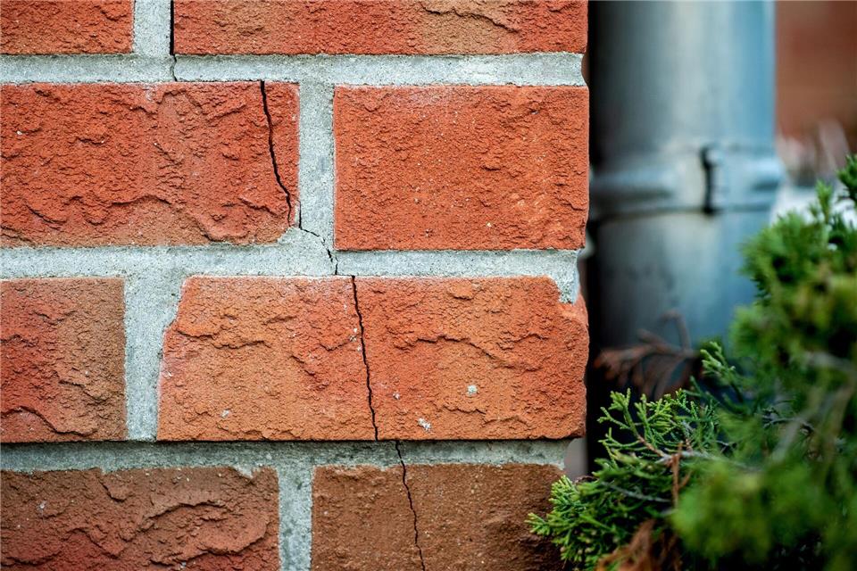 Frühjahrs-Check fürs Haus: Risse, Feuchtigkeit, Dach & Dämmung im Blick behalten.picture alliance/dpa