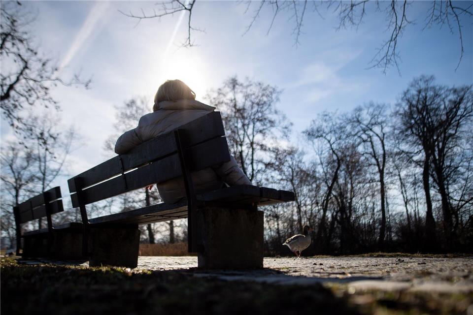 Frühjahrssonne nicht unterschätzen: Auch bei kühlen Temperaturen kann die UV-Strahlung stark sein und Schutz erfordern.Sebastian Gollnow/dpa/dpa-tmn