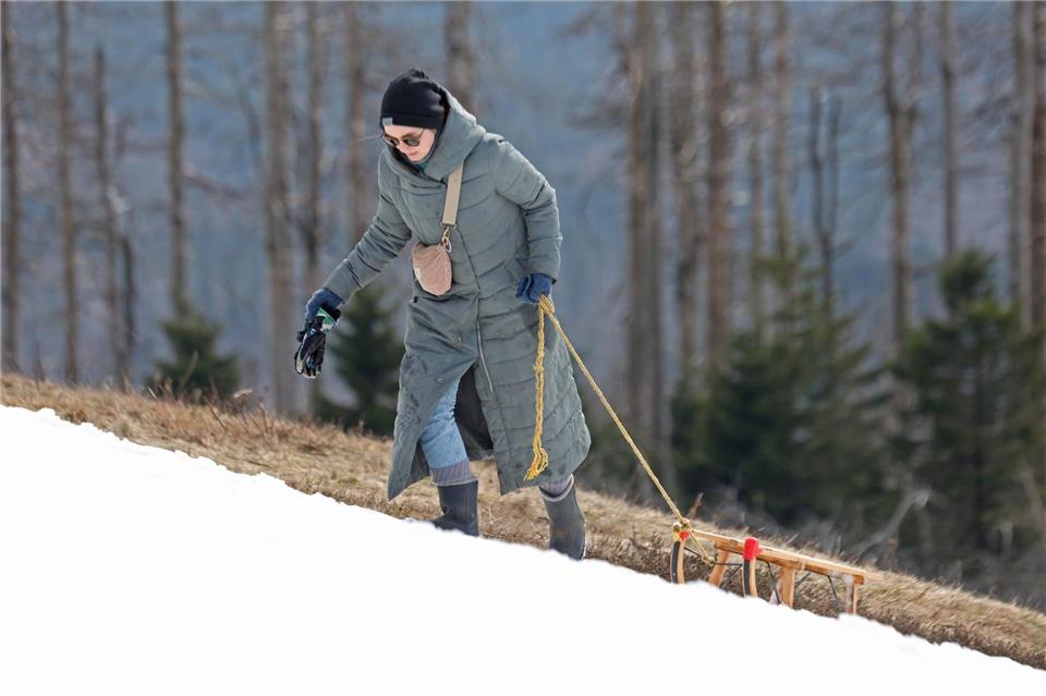 Frühlingshafte Temperaturen lassen den Schnee im Harz schmelzen.Matthias Bein/dpa