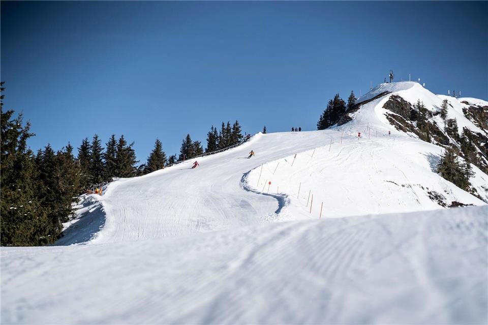 Frühmorgens auf fast leerer Piste: Skifahrer in Dorfgastein.Markus Kohlmayr/dpa-tmn