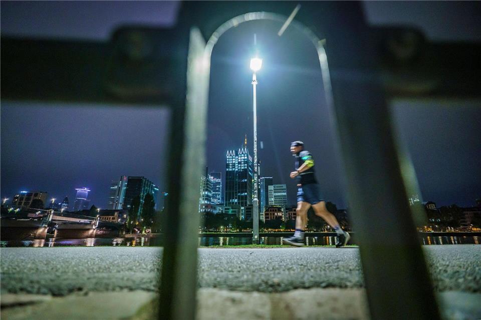 Bilder des Tages Frühsport in der Banken-Stadt: Ein Jogger läuft am frühen Morgen vor der Skyline von Frankfurt am Main.Andreas Arnold/dpa