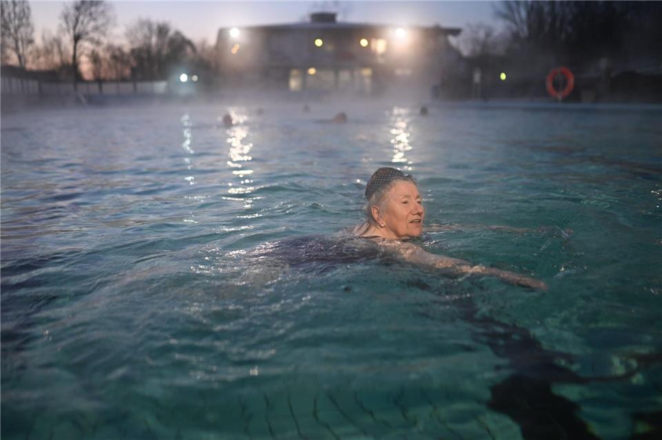 Frühstart in die Badesaison: Helga (86) schwimmt schon ihre erste Runde, während die Temperaturen langsam steigen.Lars Penning/dpa