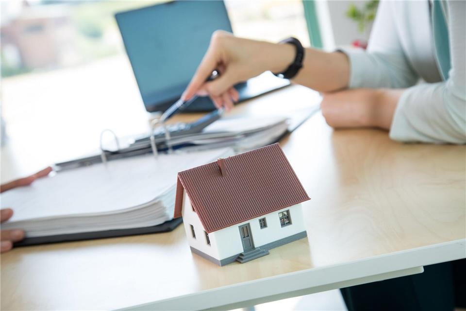 Frühzeitig planen für Effizienz: Eine durchdachte Raum- und Fensteranordnung sollte bereits in der Bauplanung mit einer Energieberatung abgestimmt werden.picture alliance / dpa-tmn