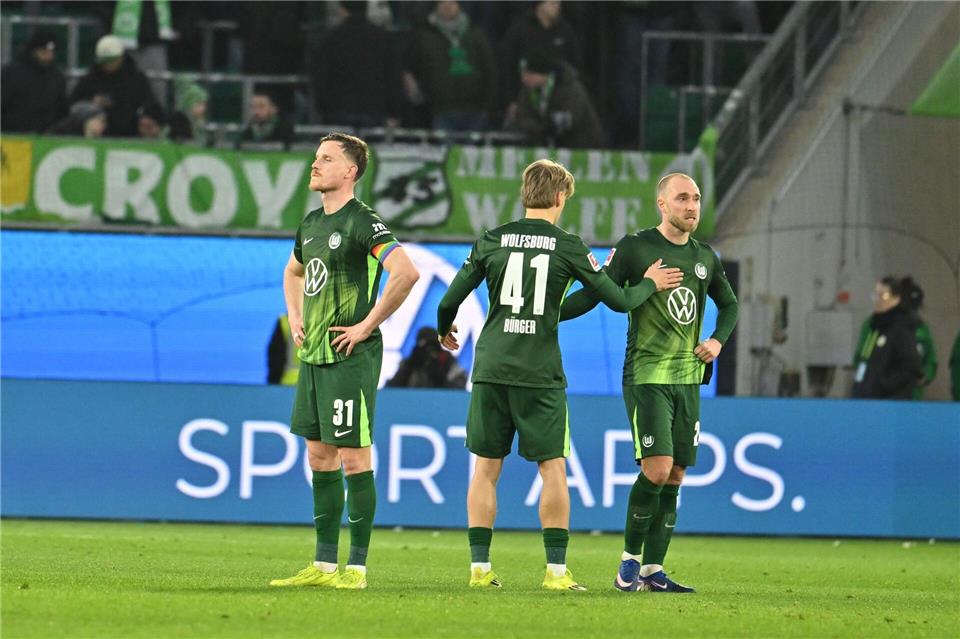 Frust pur bei Wolfsburgs Kapitän Yannick Gerhardt (l) und seinen Teamkollegen Jan Bürger (M.) und Christian Eriksen.  Swen Pförtner/dpa