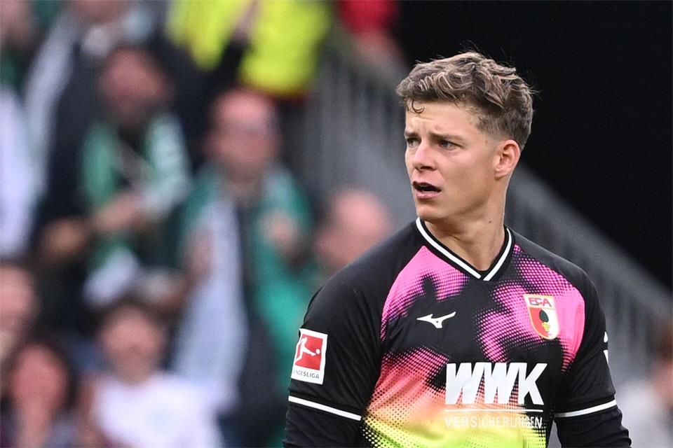 Frustriert: Augsburgs Torwart Finn Dahmen nach der 2:3-Niederlage in Bremen. David Inderlied/dpa
