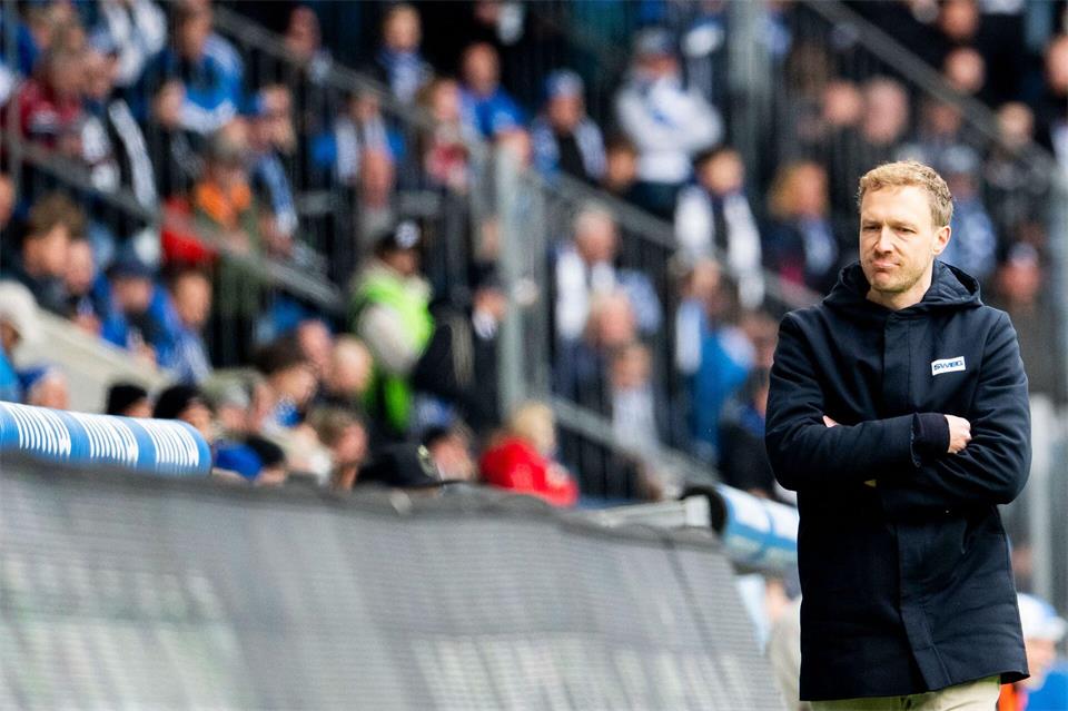 Frustriert an der Seitenlinie: KSC-Coach Maximilian Senft.Julius Frick/dpa