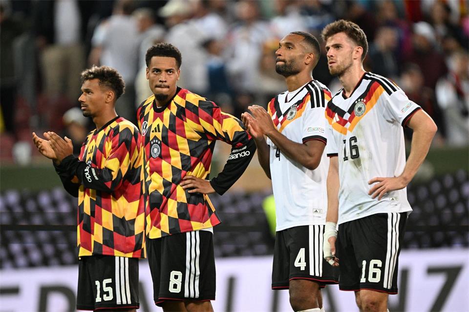 Frustrierte deutsche Spieler nach dem Schlusspfiff.Federico Gambarini/dpa