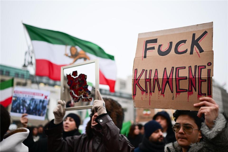 „Fuck Khamenei“, steht auf einem Schild während einer Demonstration zur Unterstützung der landesweiten Massenproteste gegen die Regierung im Iran.Sebastian Christoph Gollnow/dpa