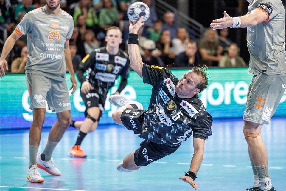 Füchse feiern gegen Aalborg zweiten Champions-League-Sieg Füchse-Kapitän Max Darj kommt am Kreis zum Abschluss.Andreas Gora/dpa