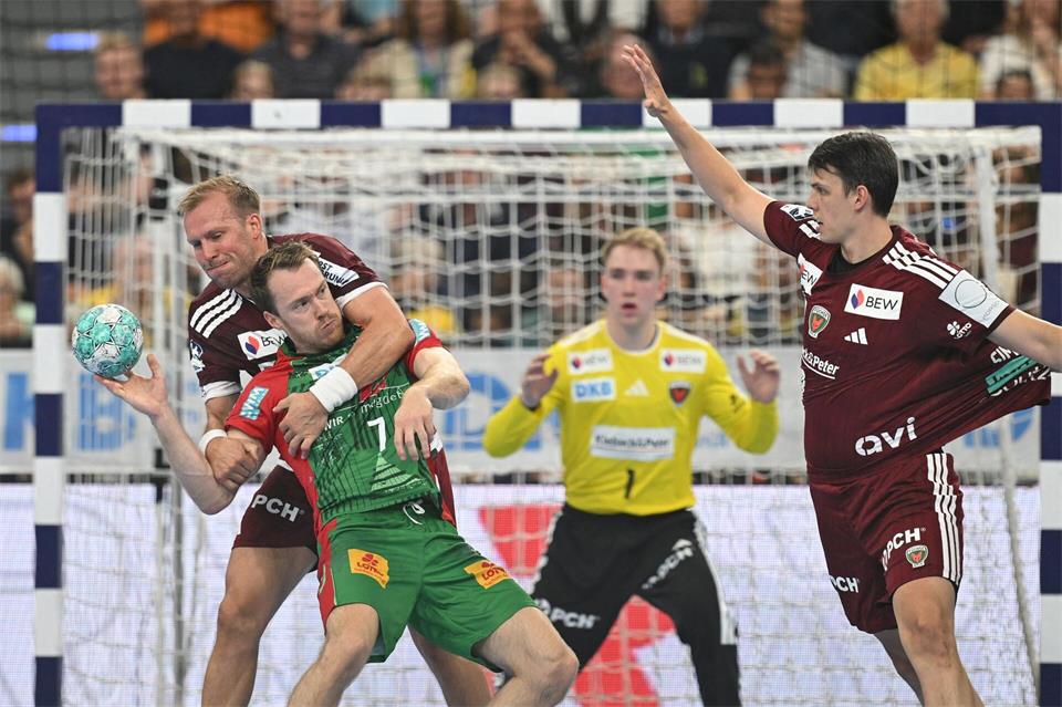 Füchse-Kapitän Max Darj packt im Supercup gegen Magdeburgs Felix Claar ordentlich zuAngelika Warmuth/dpa
