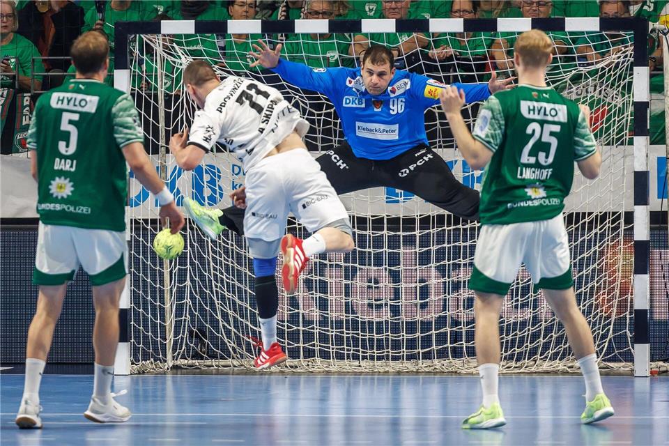 Füchse-Keeper Dejan Milosavljev ist chancenlos im Duell mit Kiels Ellefsen a Skipagötu.Andreas Gora/dpa