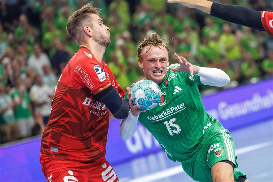 Füchse-Spielmacher Tobias Gröndahl (r.) erwartet einen harten Auftakt in der Königsklasse (Archivbild)Andreas Gora/dpa