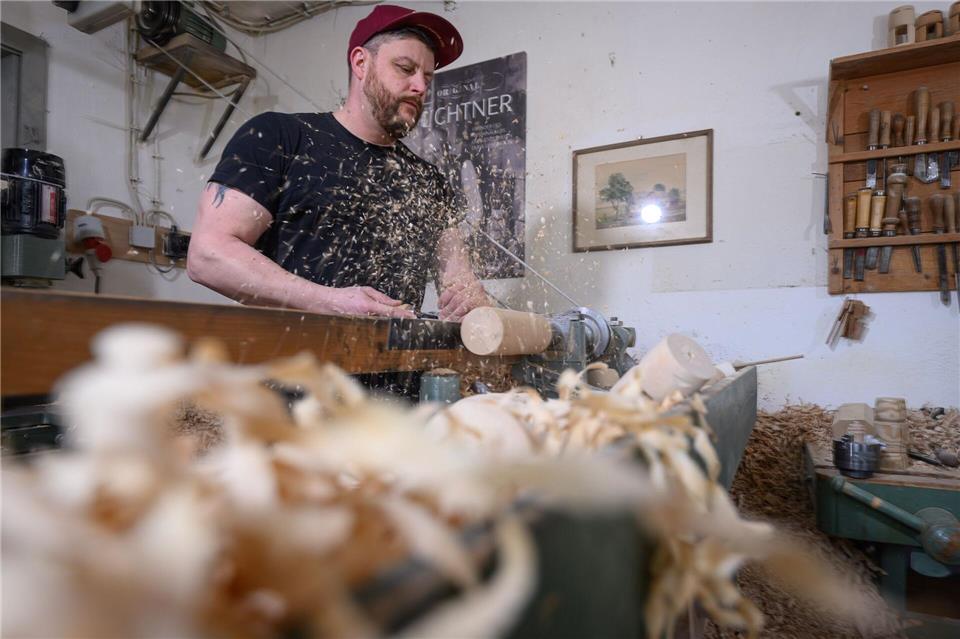 Füchtner drechselt die Nussknacker in seiner Seiffner Werkstatt, dem Geburtshaus des erzgebirgischen Nussknackers.Hendrik Schmidt/dpa