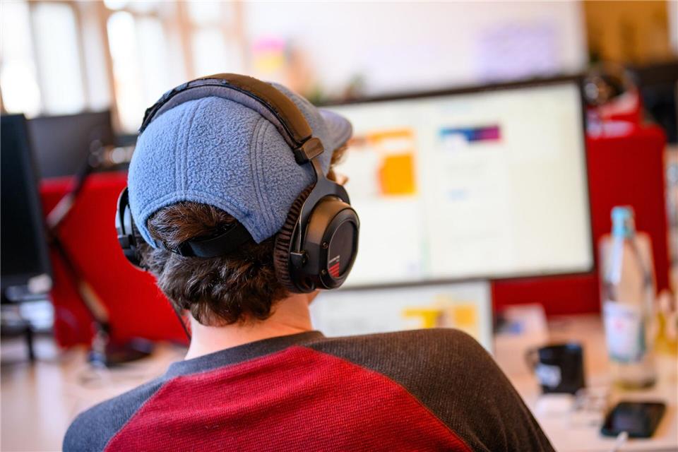 Fühlen sich Kolleginnen gestört, leidet die Arbeitsleistung oder gibt es vielleicht sogar Sicherheitsbedenken? Ist die Antwort nein, sollte Musik am Arbeitsplatz erst mal kein Problem sein. picture alliance/dpa