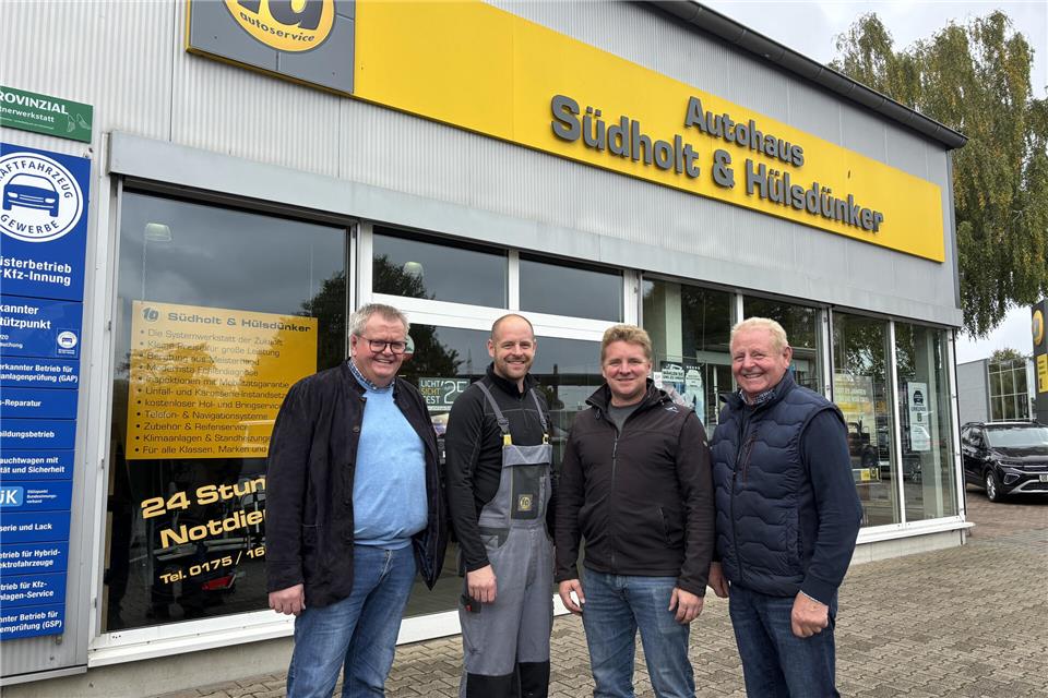 Führen das Autohaus gemeinsam: Stefan Hülsdünker (links) und Hubert Südholt (rechts) mit den Nachfolgern Frank (2. von links) und Thomas Südholt.