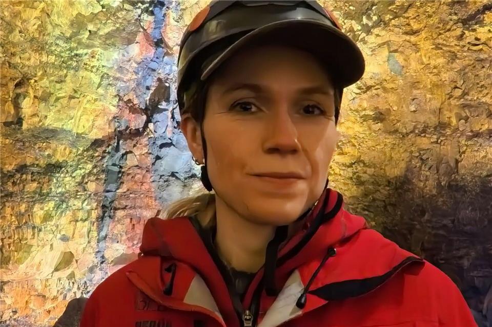 Führt in die Tiefe: Guide Sigrun Sigurdardottir im Krater des Thrihnukagigur-Vulkans.Manuel Meyer/dpa-tmn