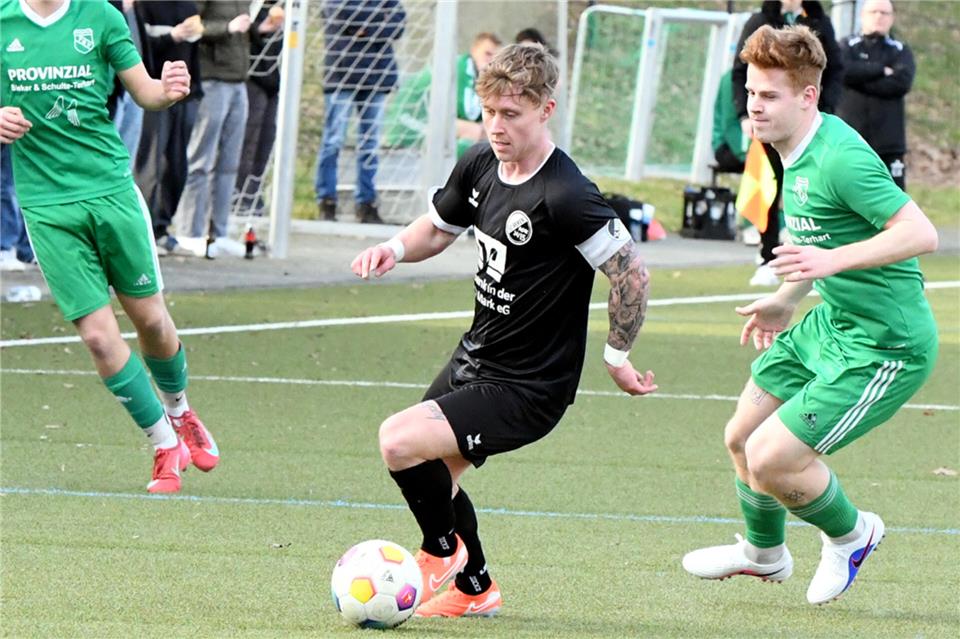 Führte sein Team in Billerbeck zum 1:0-Auswärtssieg: Kapitän Raphael Niehoff (links).
