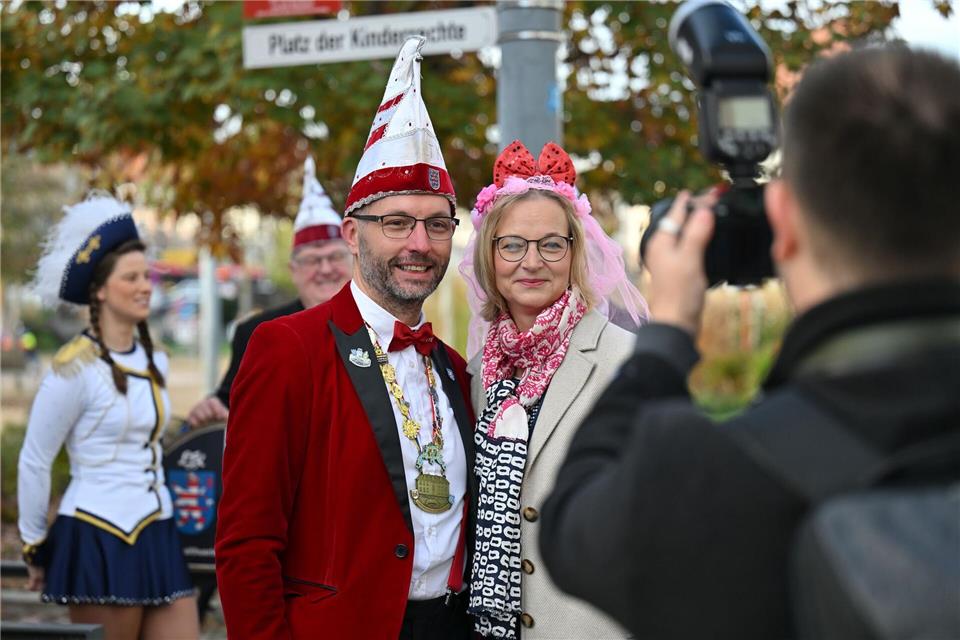 Führungspersonen treffen aufeinander: Die stellvertretende Ministerpräsidentin Katja Wolf (BSW) stellte sich beim närrischen Sturm auf die Staatskanzlei auch dem Präsidenten des Landesverbands Thüringer Karnevalvereine, Christoph Matthes.Martin Schutt/dpa